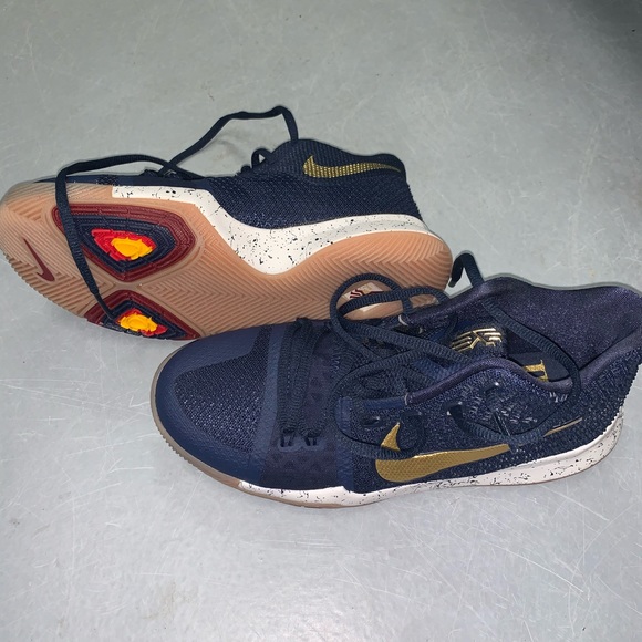 Nike Kyrie 3 sneakers Boys size 5.5, womens size 7 - Picture 2 of 5